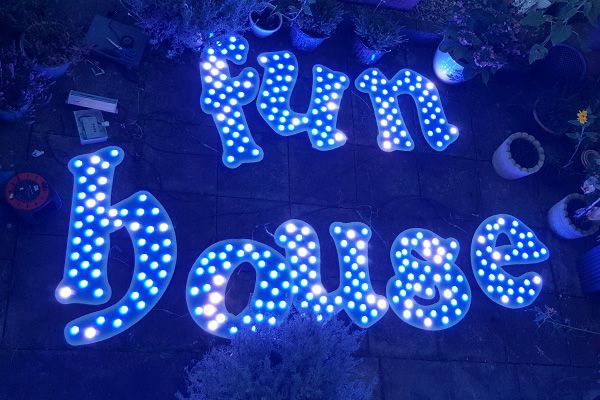 必发照明的娱光灯用在英国游乐装备展示